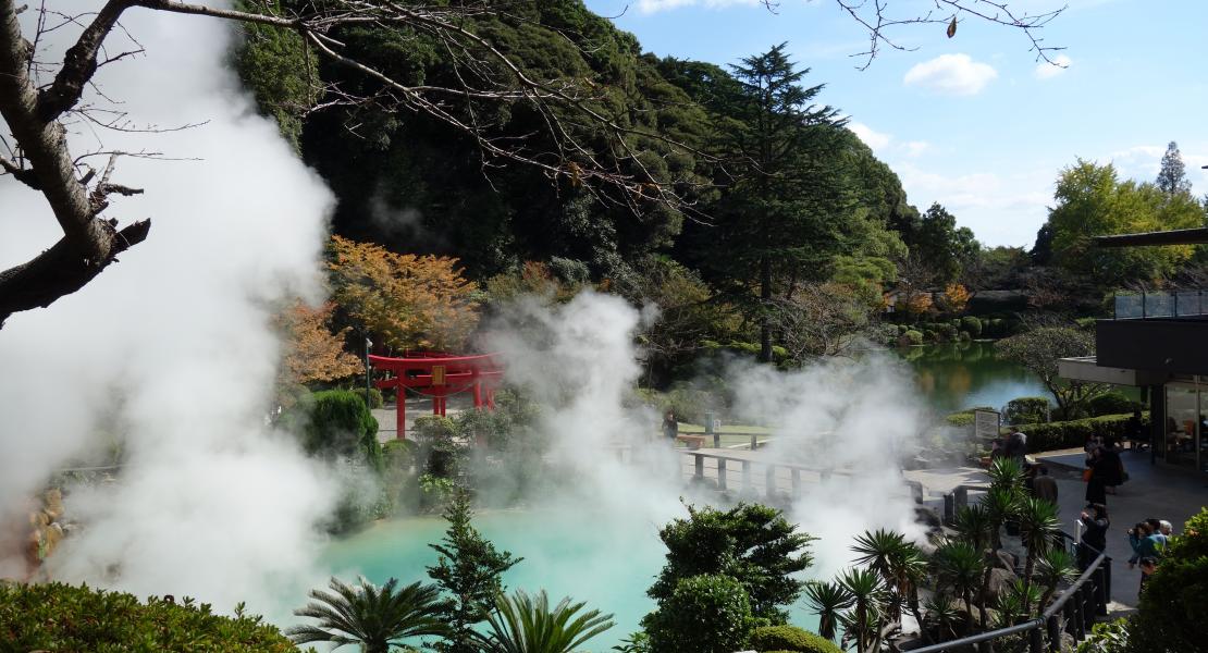  The blue color of the pond is due to the dissolution of iron sulfate, a component in the hot spring.